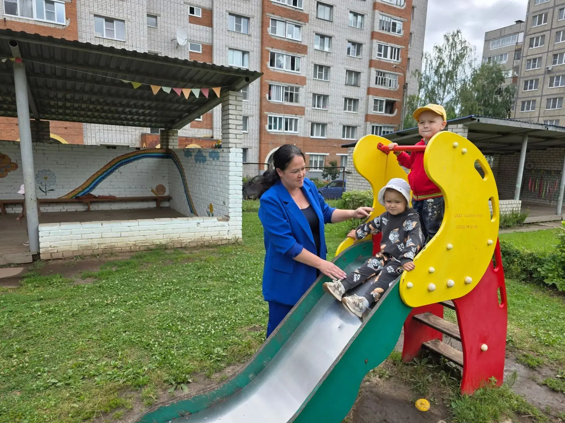 "Безопасное катания с горки."
В нашем детском саду особое внимание уделяется безопасности детей во в