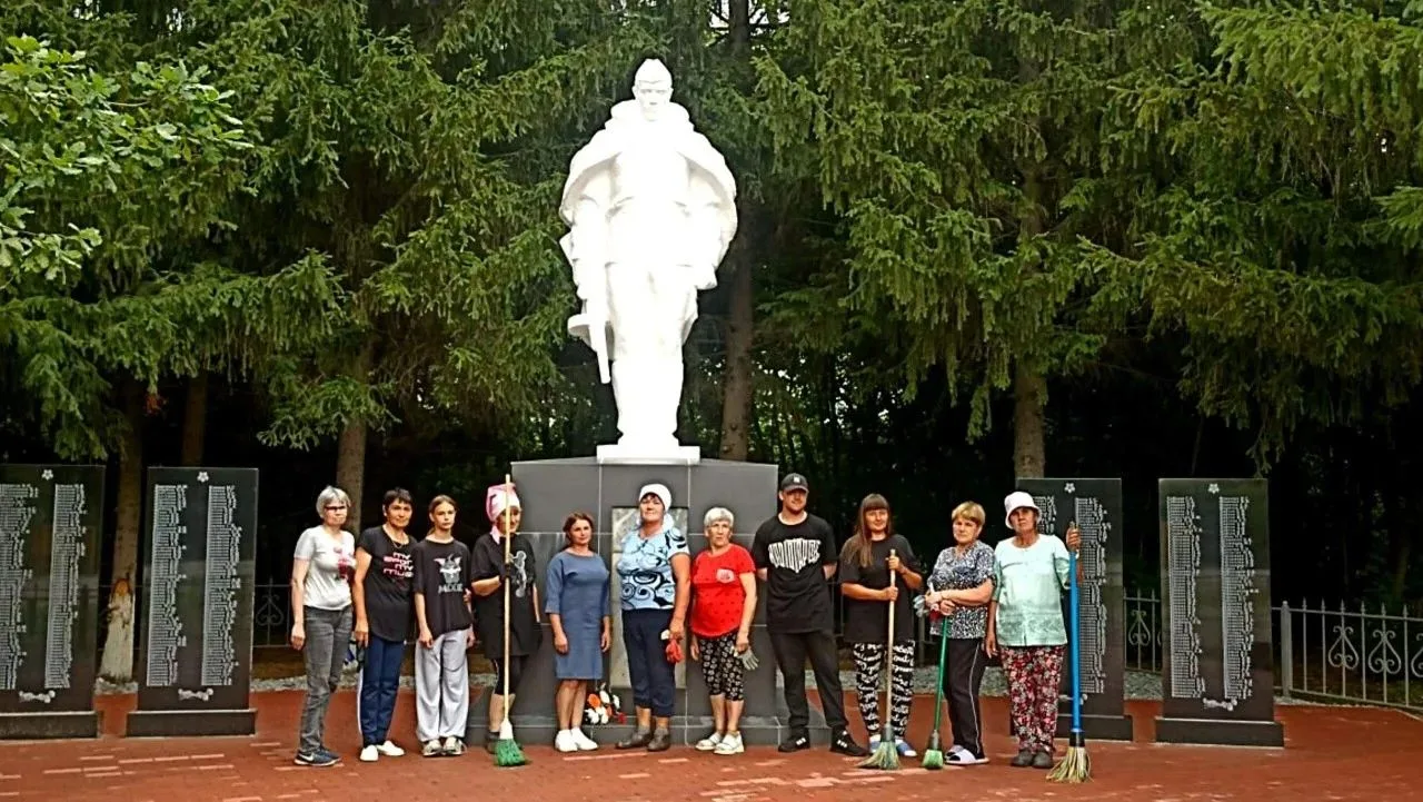 ПОМНИТЬ , ЗНАЧИТ ЖИТЬ!
13 июля неравнодушные жители села Новый Кошкуль вышли на субботник, чтобы нав