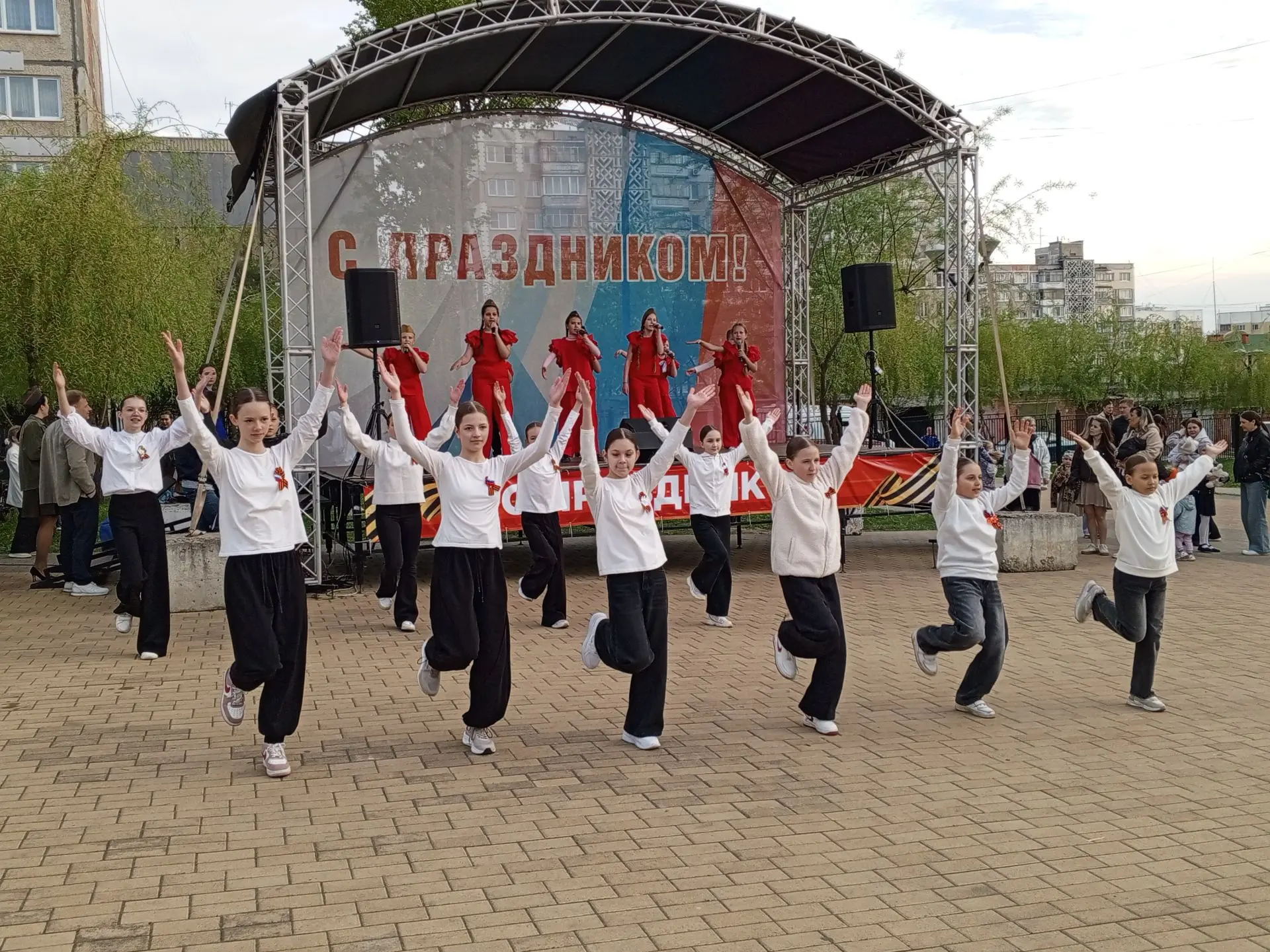 Поздравляем всех с Днём Победы! Этот праздник живёт в сердце каждого из нас, напоминая ...