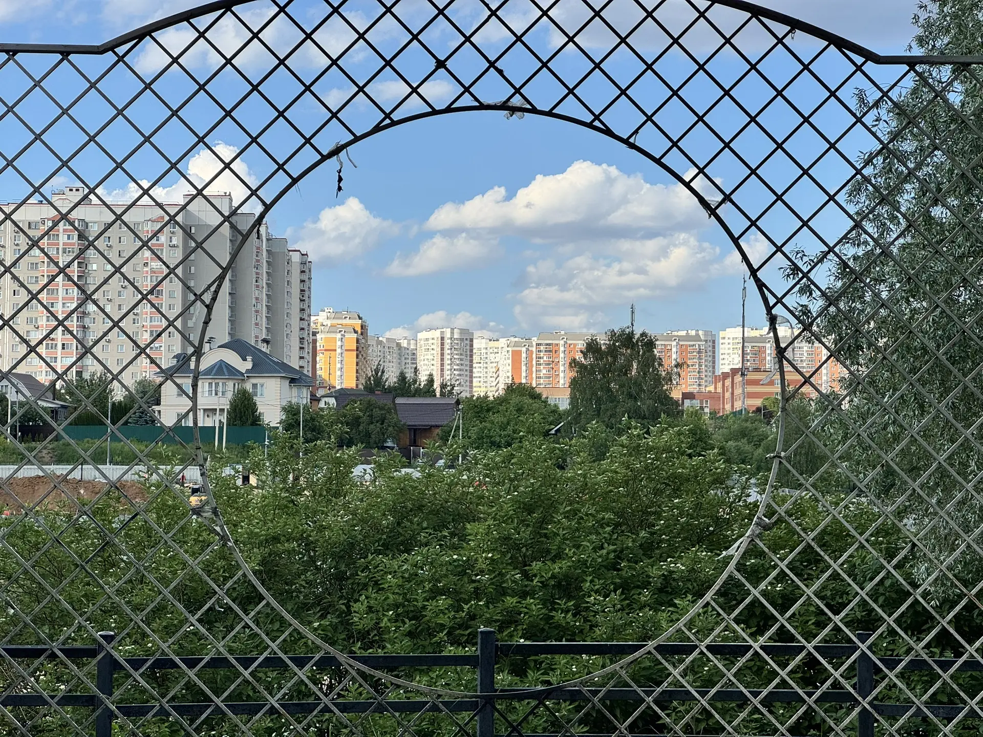 21 июня световой день в Москве продлится рекордные 17 часов 33 минуты.

Это день летнего солнцестоян