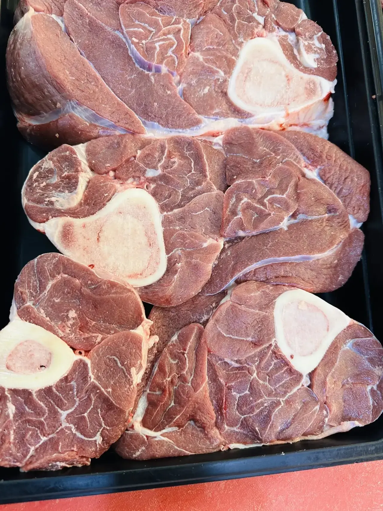 С самого утра мы наполняем витрины свежим фермерским мясом ❤️‍🔥