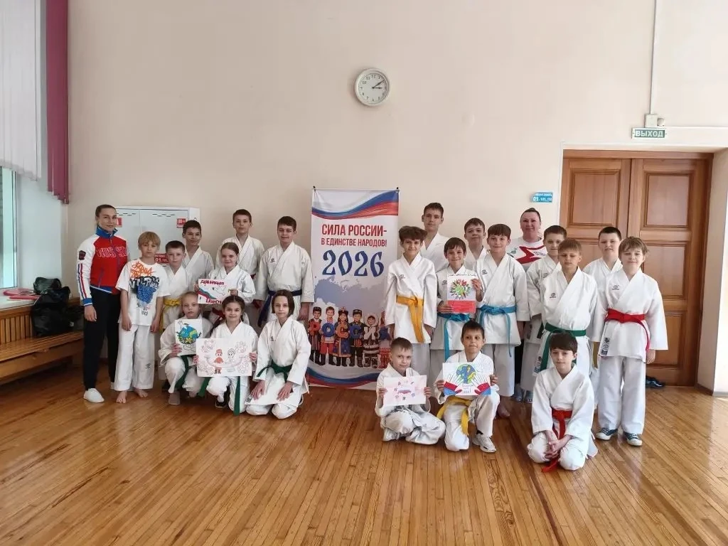 Сила России в единстве: юные таланты СШ по каратэ показали свою любовь к Родине!