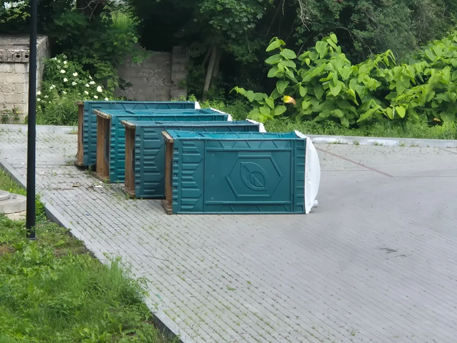 В парке Победы неизвестные лица перевернули биотуалеты