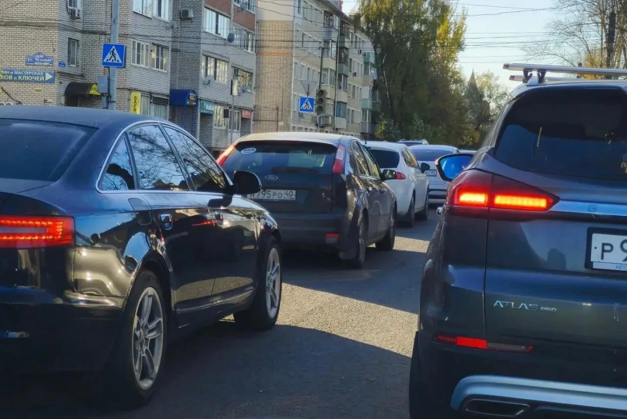 В Калуге отключили светофоры на одном из самых загруженных перекрёстков