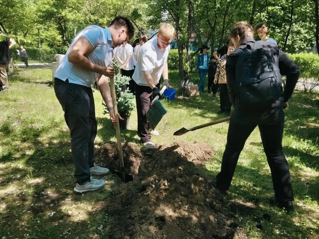 Новая глава в истории школы: 11 «Б» заложил красивую традицию! 🌲🎓  У каждого выпуска — своя история,