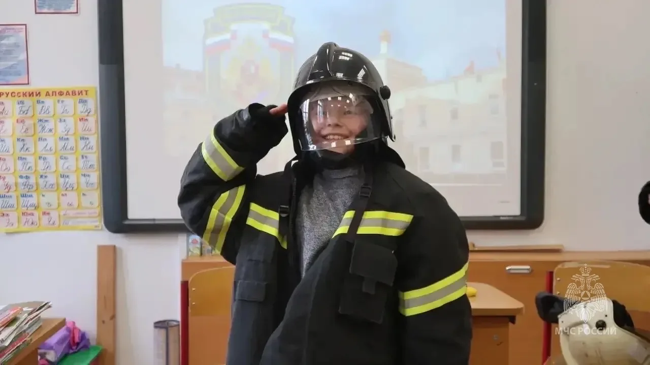 🚒 В Восточном округе столицы прошёл открытый урок, посвящённый Дню пожарной охраны России  Сотрудник