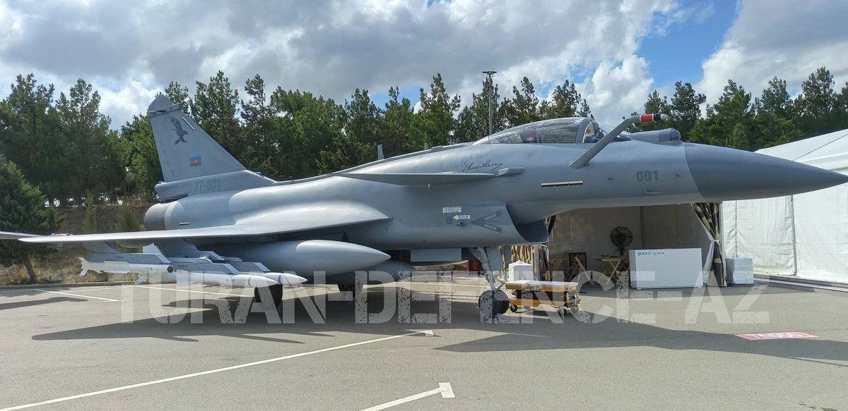 На экспозиции ADEX демонстрируется истребитель J-10CE с азербайджанской символикой и бо...