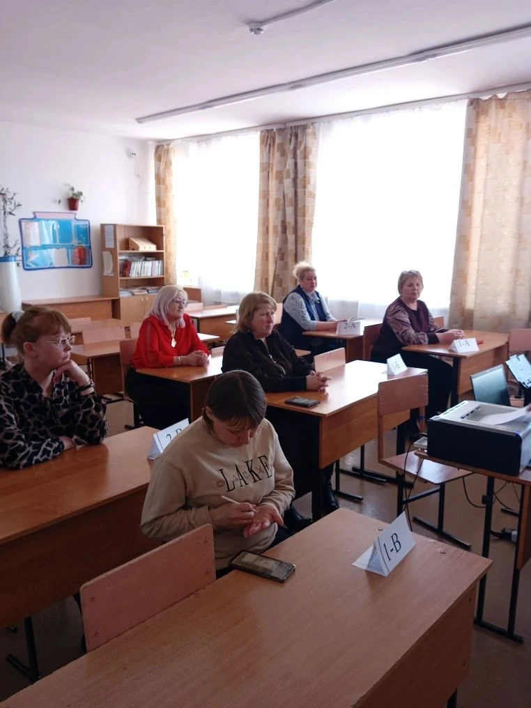 В школе прошла акция «ЕГЭ для родителей». Мамы наших одиннадцатиклассников на время пом...