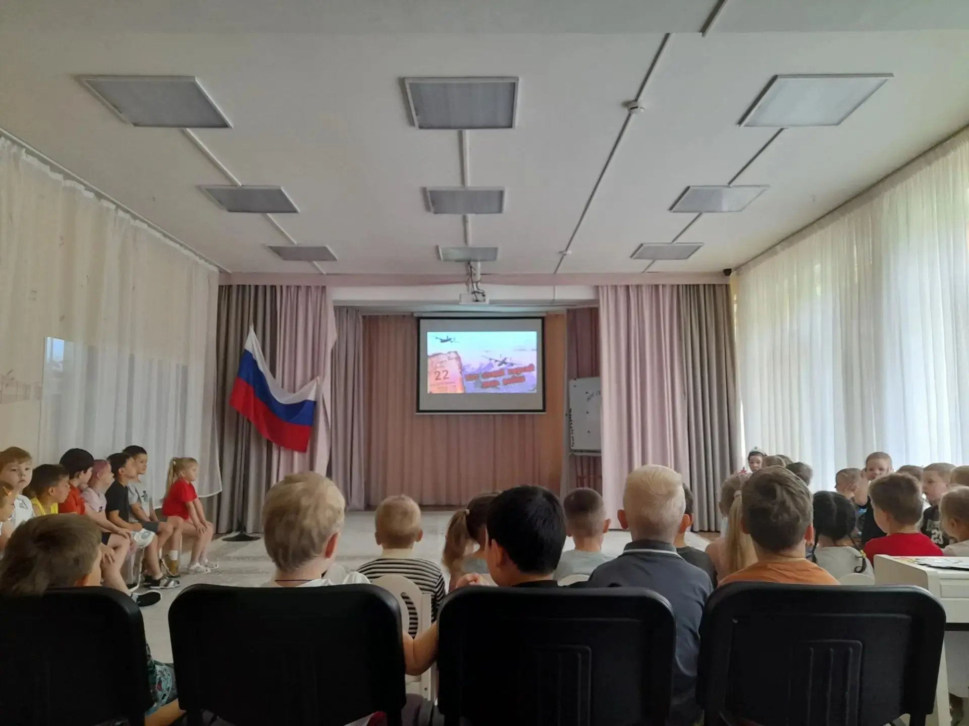 В дошкольном отделении «Родничок» прошло мероприятие, посвящённое 22 июня – Дню памяти и скорби. 🩵
