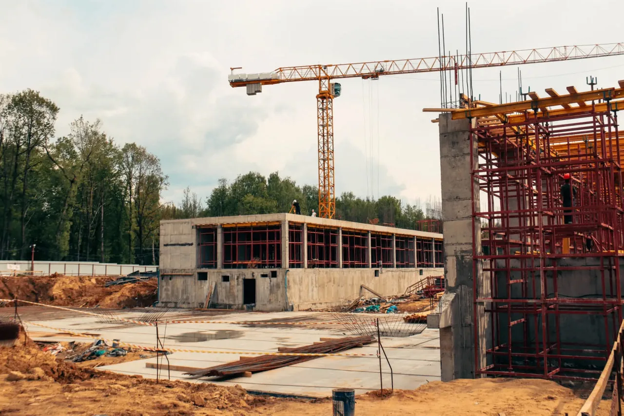 🏗 В Калуге продолжается строительство школы на Тайфуне  Сейчас завершается строительство нулевого ци