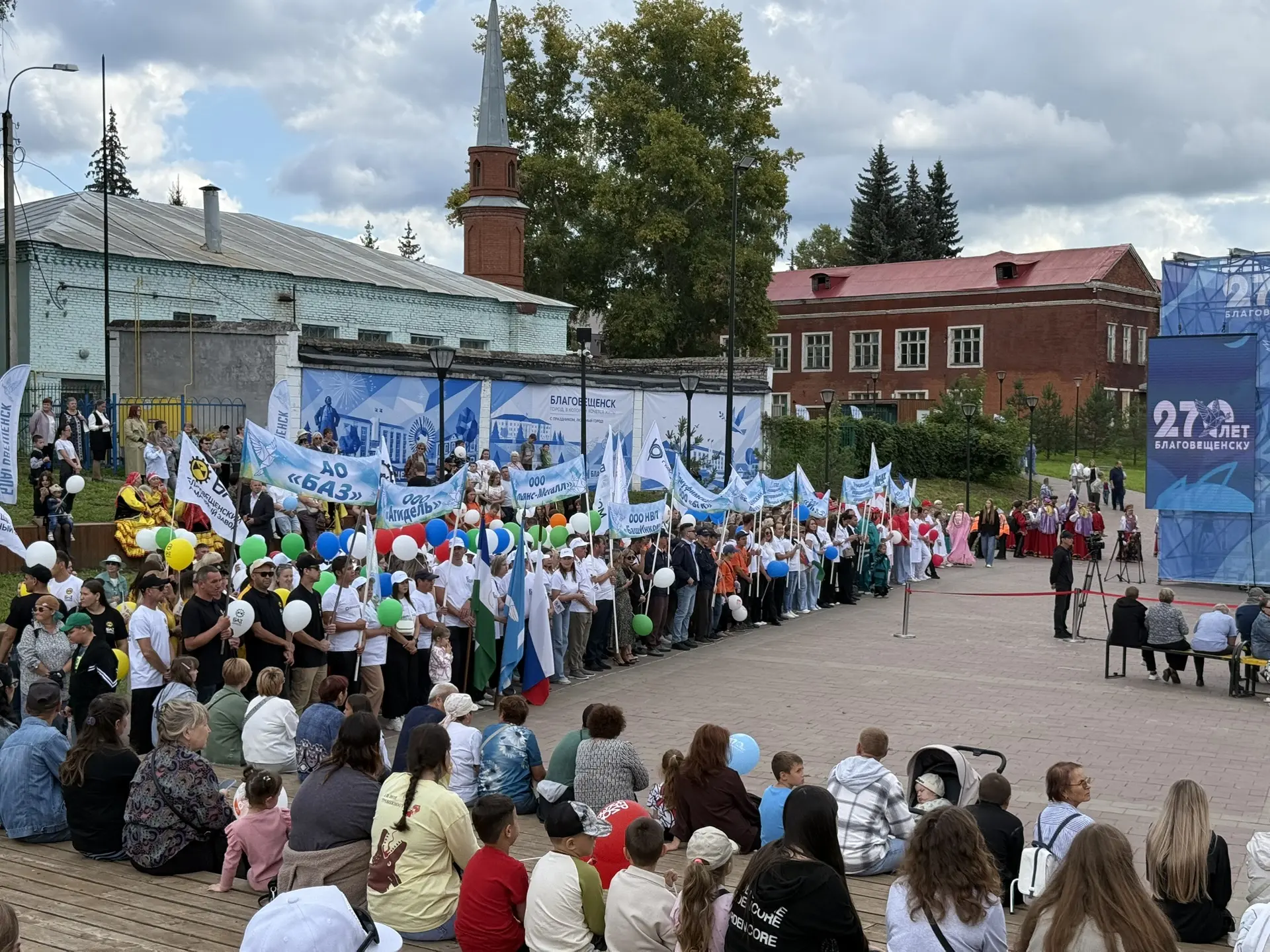Яркая колонна участников - шествие трудовых коллективов, праздничная демонстрация работ...
