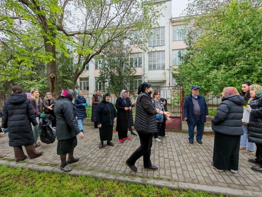 В рамках общегородского субботника  сегодня в  МБОУ СОШ №18 прошёл традиционный субботник по уборке 