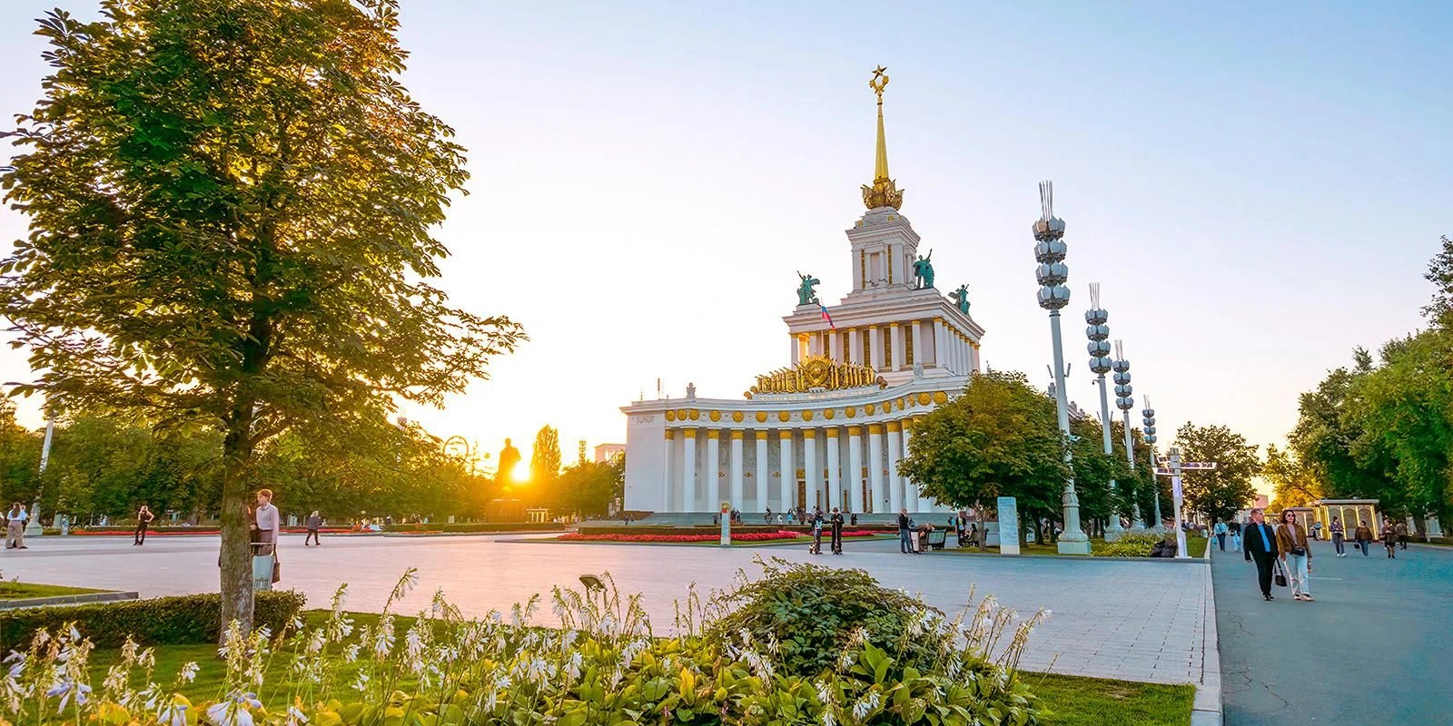 🌤 Похоже, лето пока не спешит уходить! В ближайшие дни в Москве будет +16–18 °С, а к с...