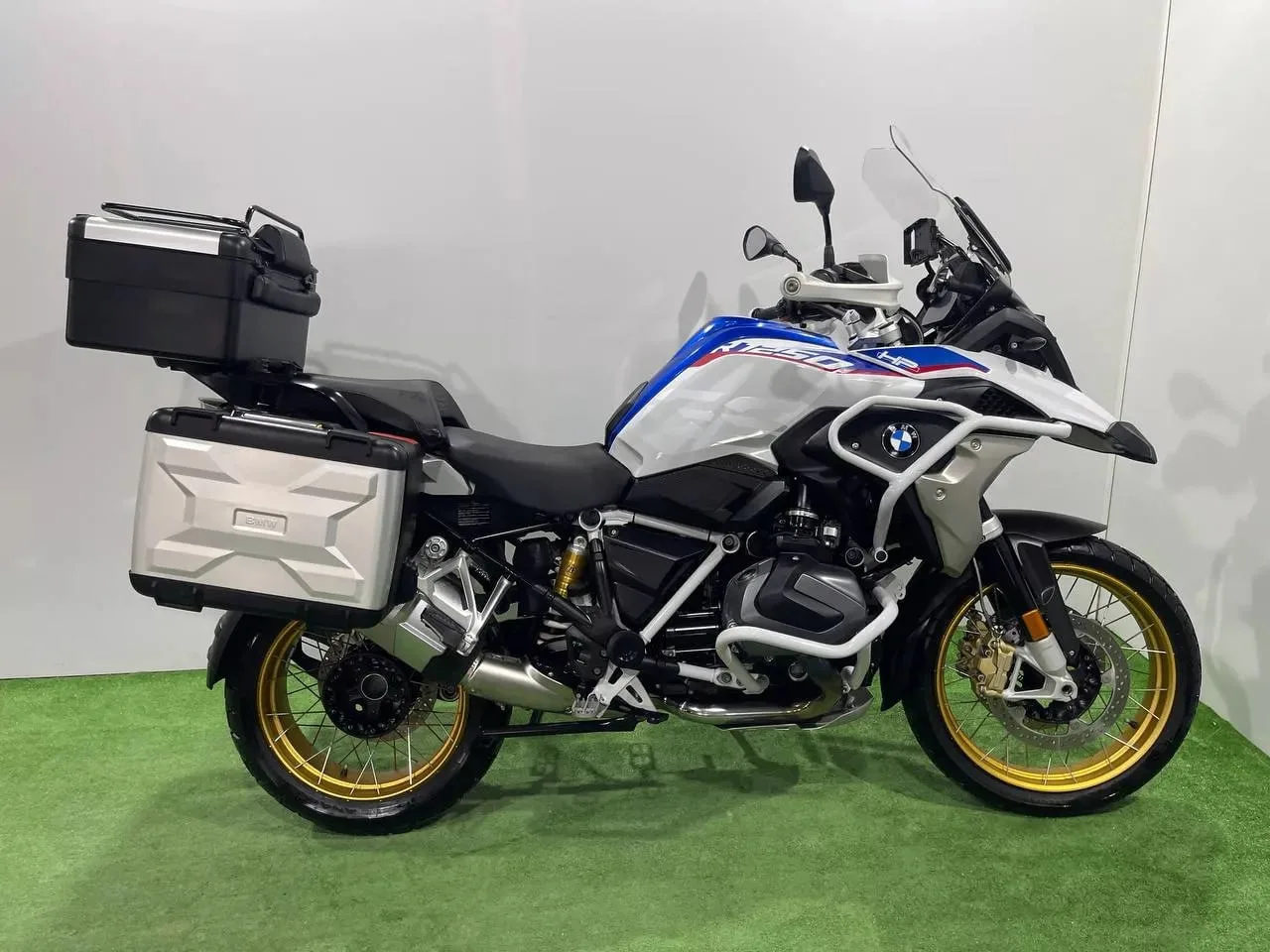BMW R1250GS в наличии во Владивостоке  Характеристики:  - 2019 год - объем 1250 см3 - Аукцион BDS - 