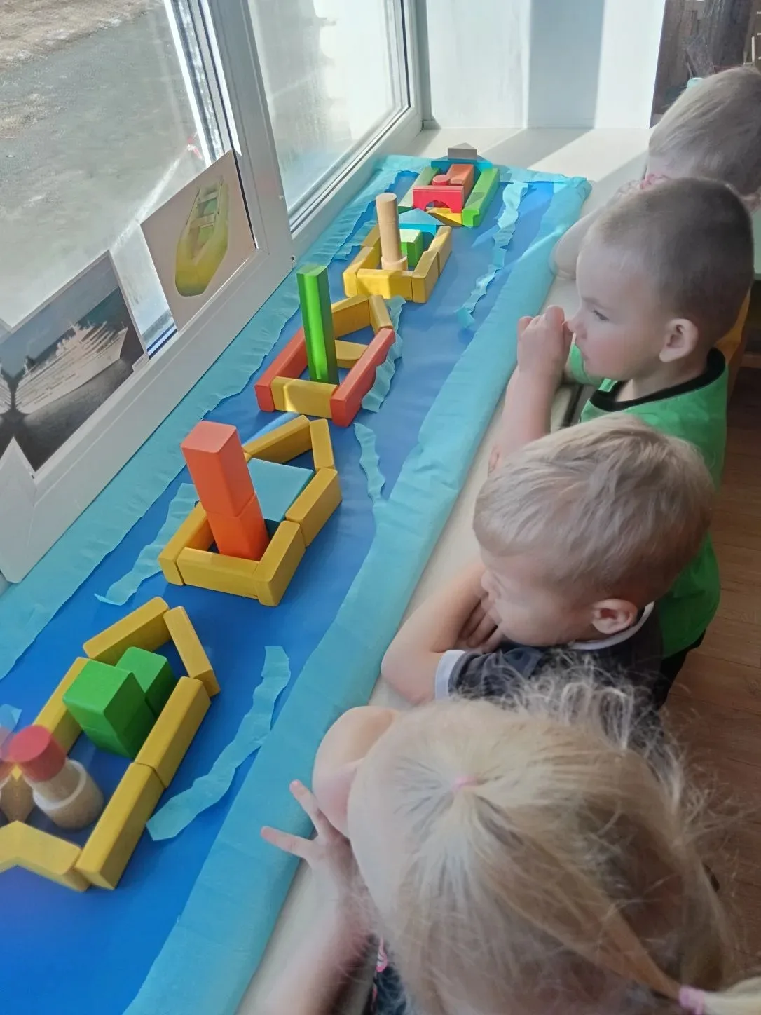 👶Наши малыши из младшей группы на занятиях здорово повеселились, осваивая конструирование транспорт