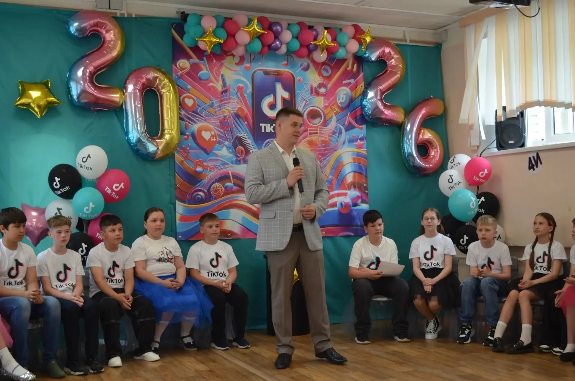 Сегодня состоялся выпускной в 4 «И» классе в стиле “TikTok”, классный руководитель Савина А.В. Позад