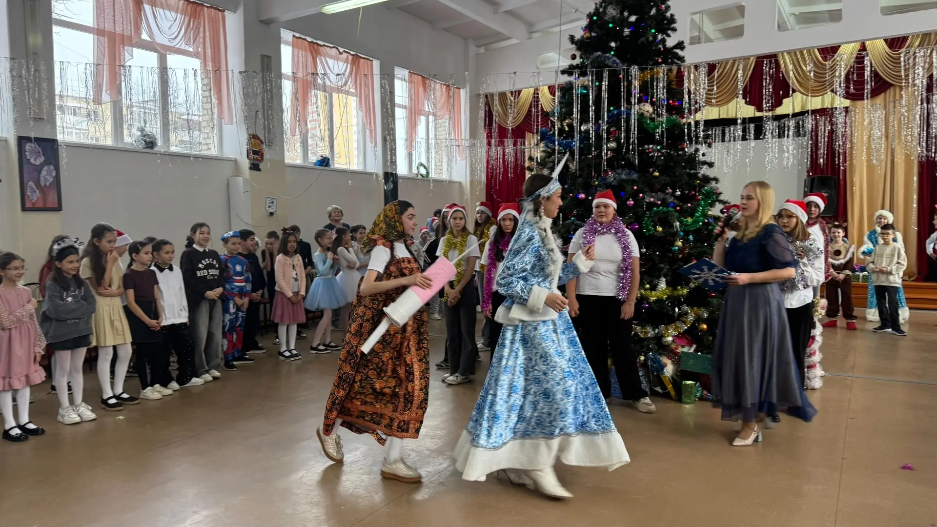 🎄🌟 Завершились волшебные праздники для учеников 1-4 классов. Мы повстречали любимых героев: Дедушку 