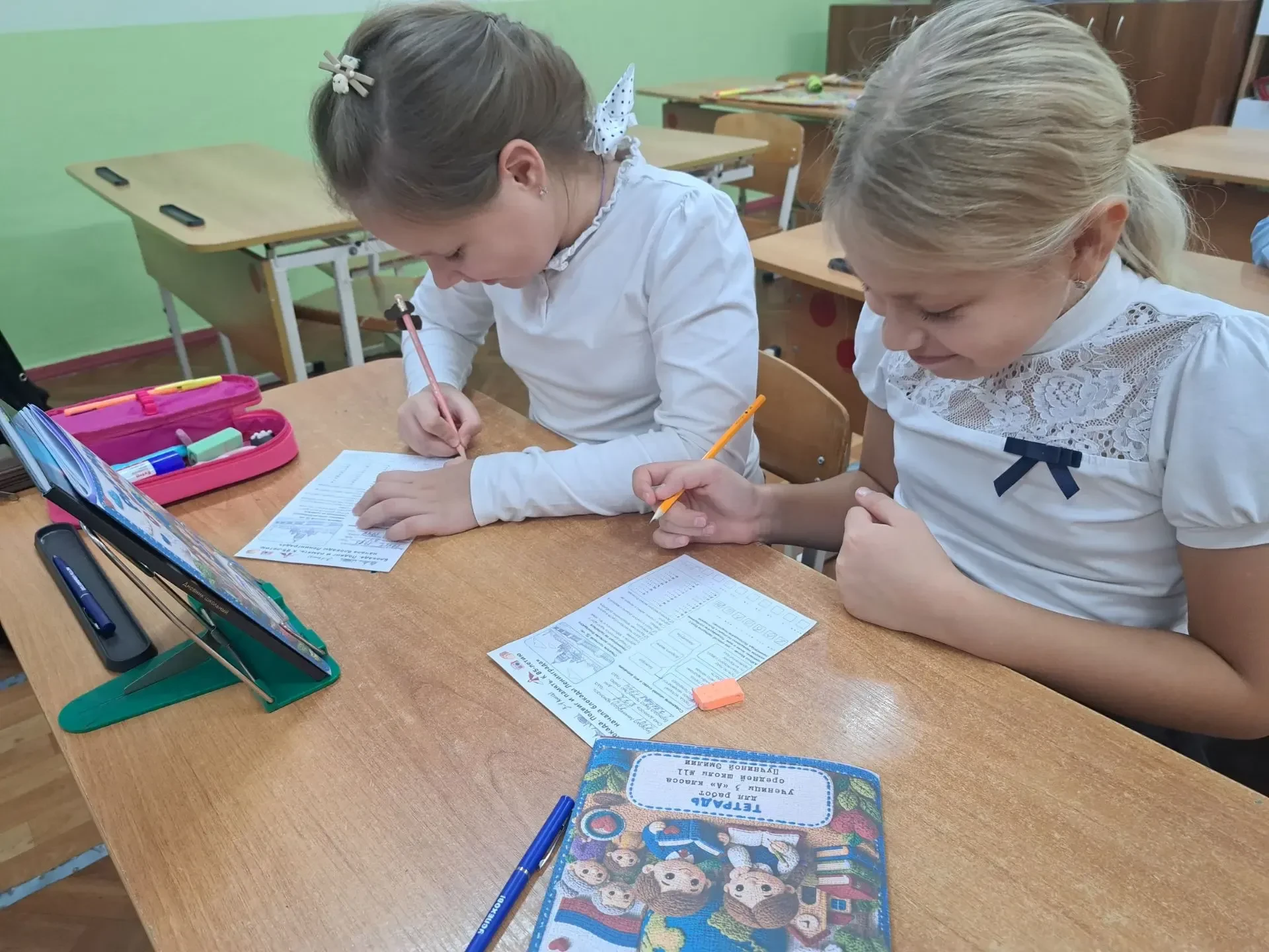 После торжественной линейки и поднятия флага понедельник в нашей школе продолжается важ...