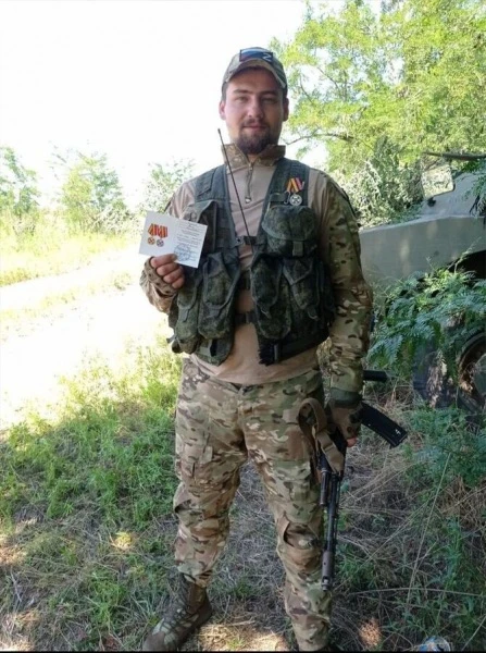 🌍Главе Новолакского района вручили Благодарственное письмо от командования войсковой ч...