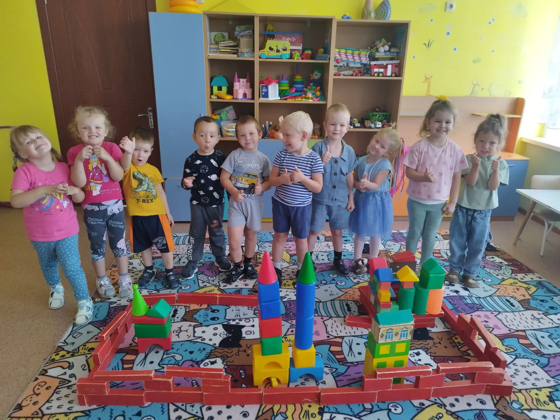 Сегодня в средней группе " Почемучки" прошел тематический день конструирования "Город б...