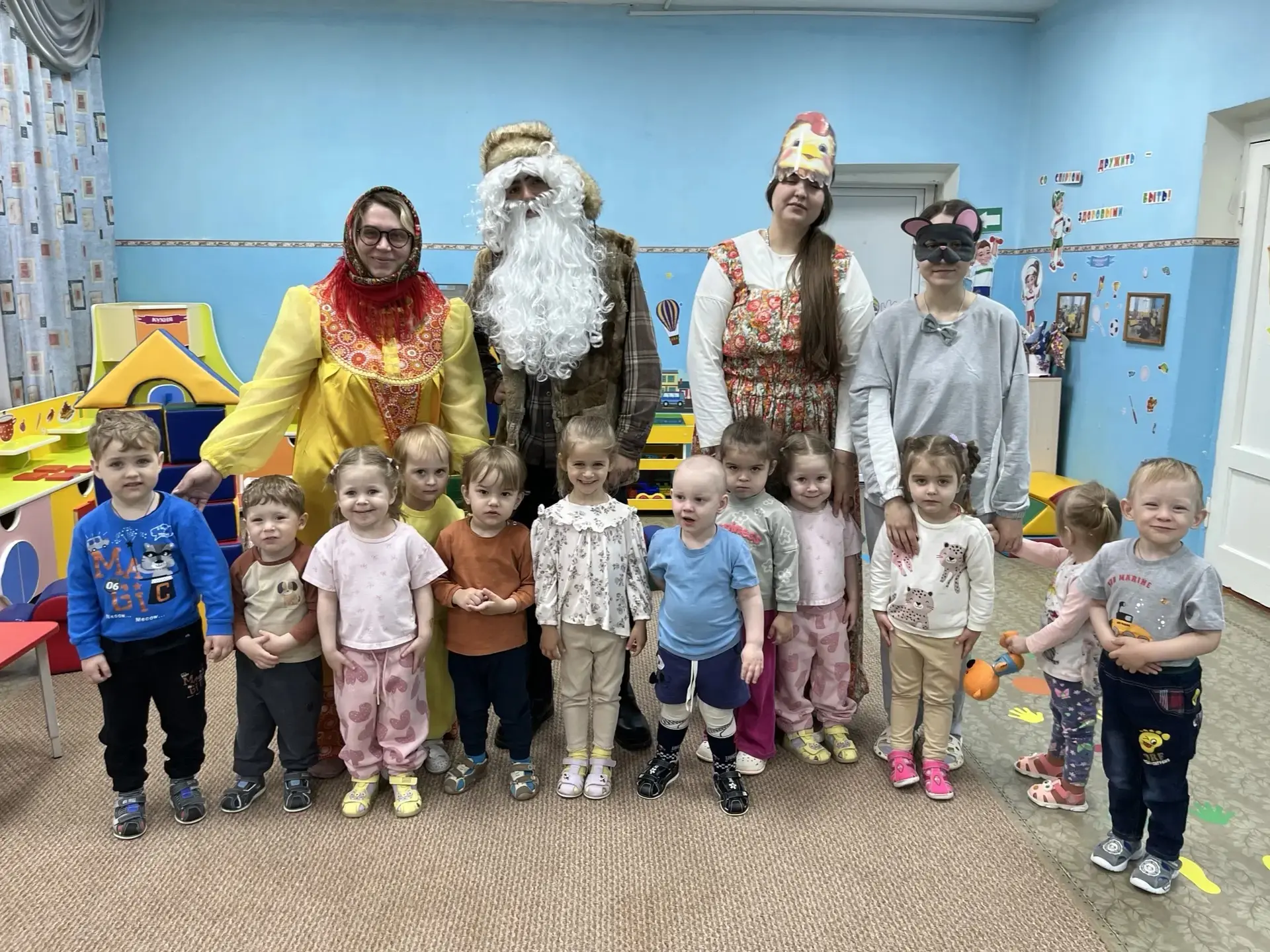 🌼Игровая программа по сказке "Курочка Ряба" организована в младшей разновозрастной гру...