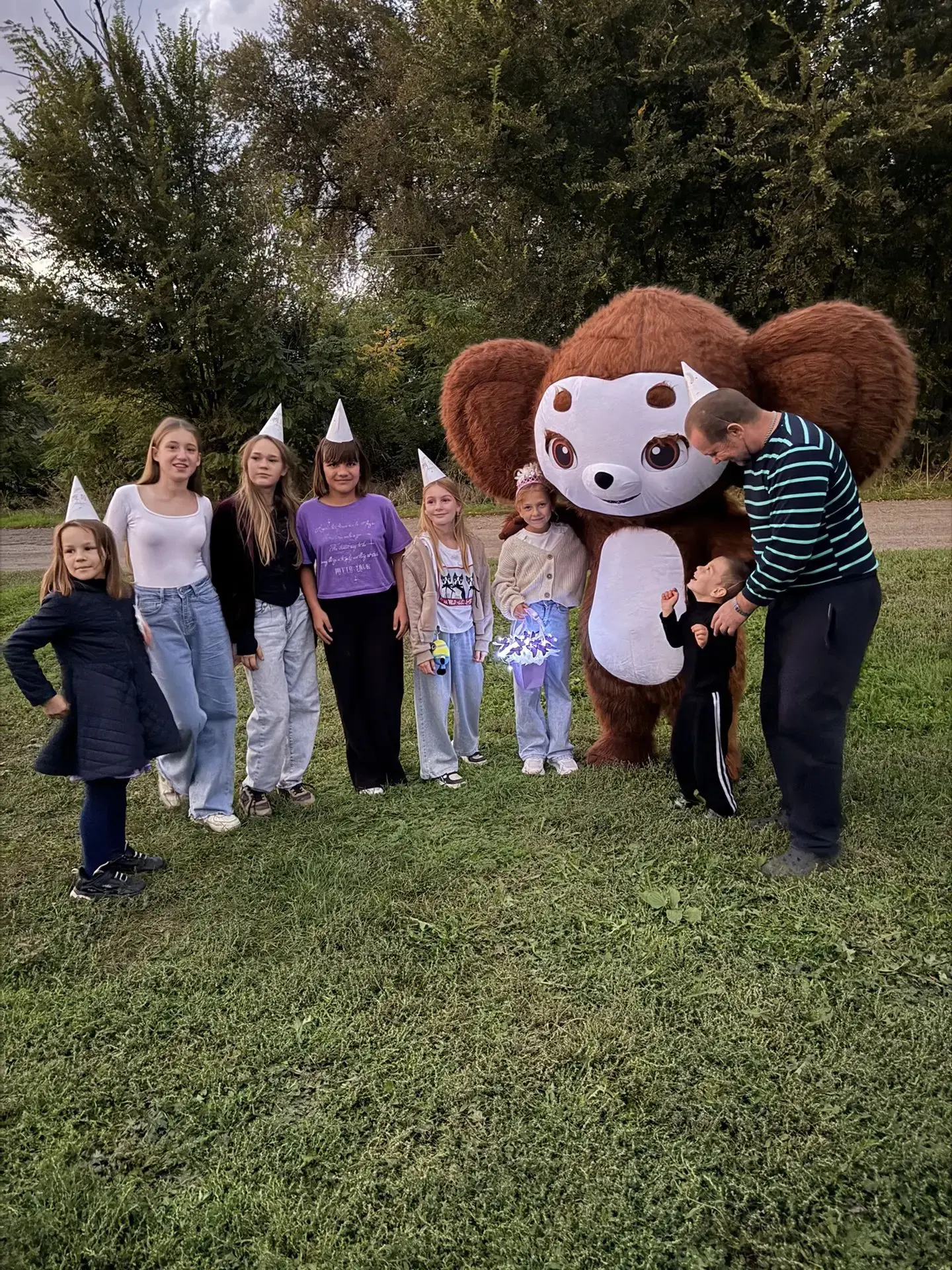 Милый плюшевый и с большими ушами. Кто же я?🐼🐻🐭 Да, Чебурашка я! И мы снова с поздра...
