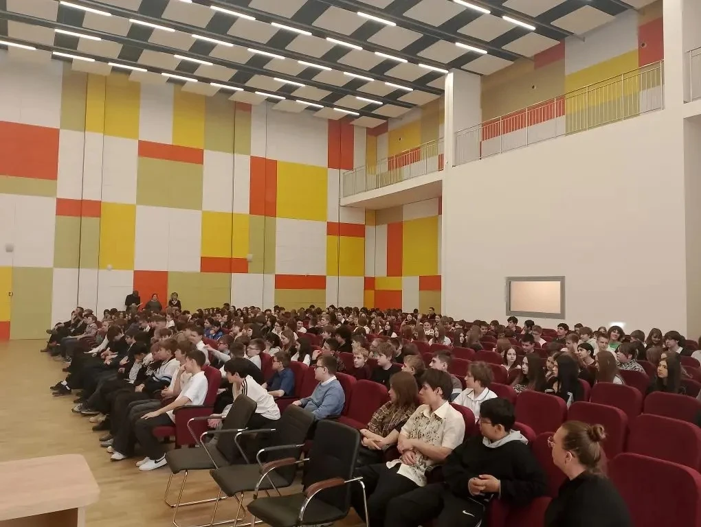 💭1  апреля в школе с состоялась встреча с инспектором отдела ГИБДД, который провел профилактическую 