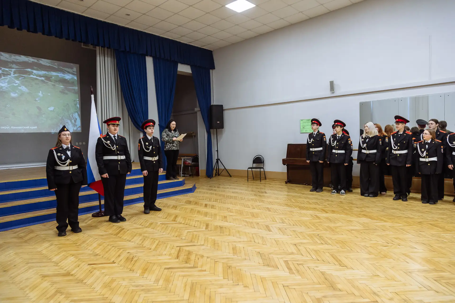 🇷🇺 Новая учебная неделя в здании «Каширское» традиционно началась с торжественной церемонии установк