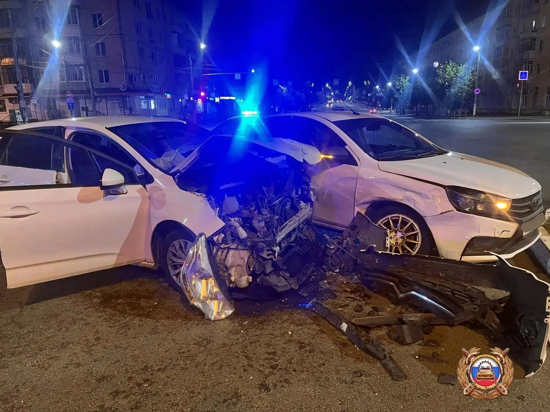 Женщина и маленький ребенок пострадали в аварии у ТЦ в Твери.