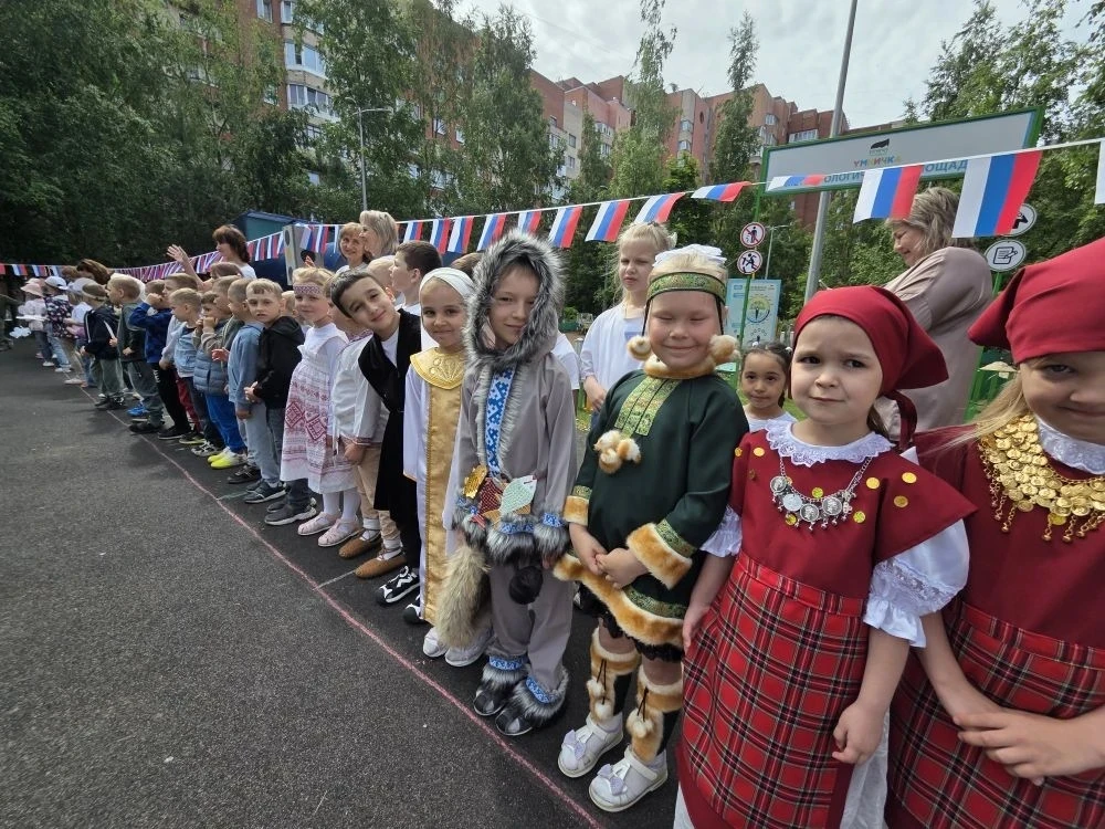 Родина слово большое, большое!
Пусть не бывает на свете чудес,
Если сказать это слово с душою,
Глубж
