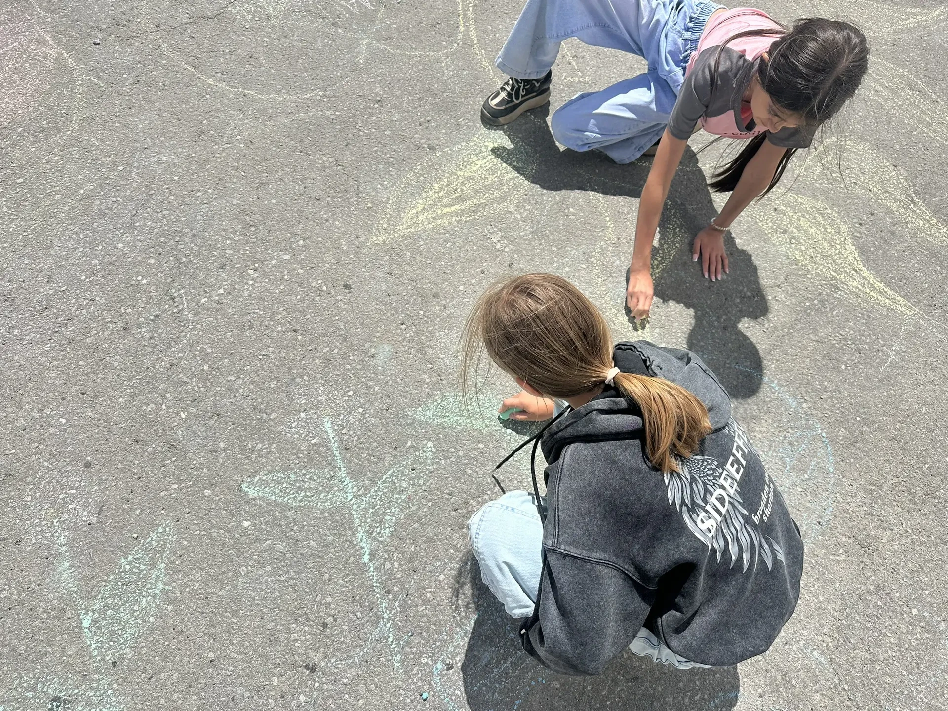 Разноцветное лето на асфальте 🎨☀️

В нашем лагере прошёл конкурс рисунков на асфальте «Разноцветное