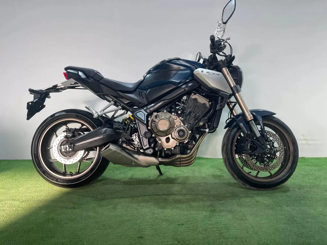 HONDA CB650R в наличии во Владивостоке  Характеристики:  - 2021 год - объем 650 см3 - Аукцион BDS - 