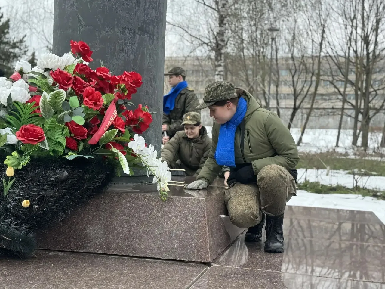 📅 В преддверии Дня Победы  Наши волонтёры из кадетских классов с гордостью приняли участие в мемориа