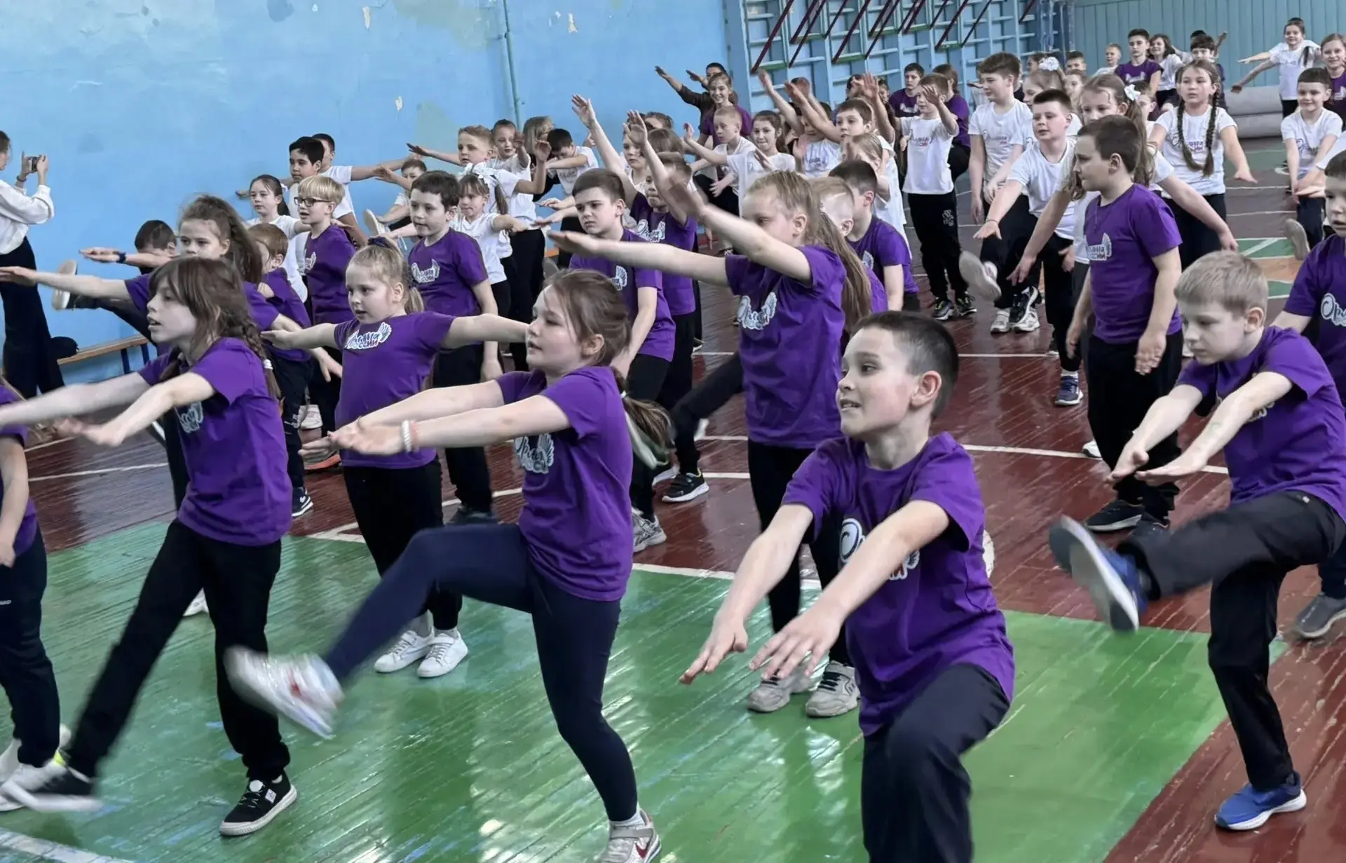 🤝Единым строем, с единым духом! Сегодня наш лицей присоединился ко Всероссийской акции "Республиканс