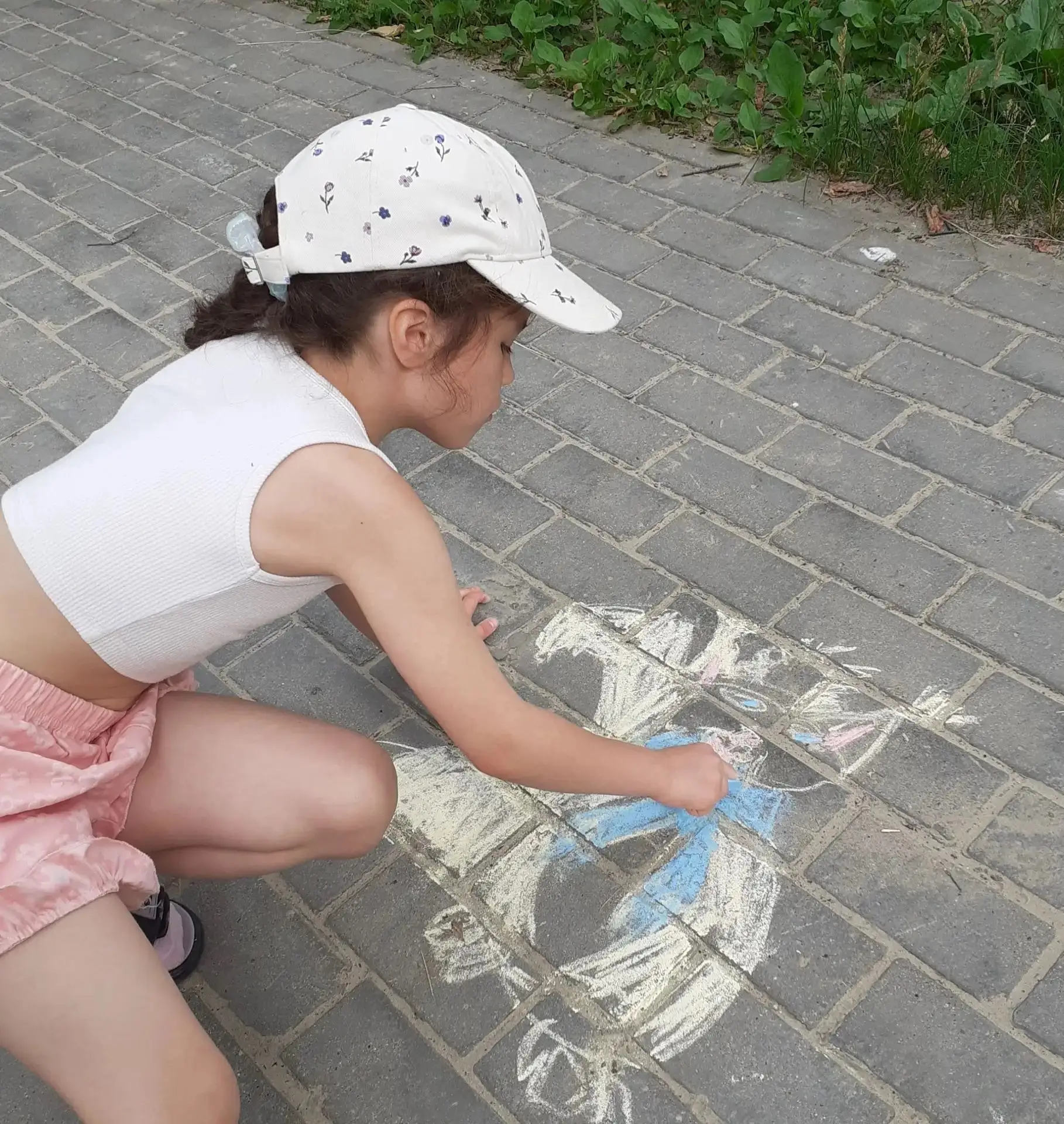 16 июля отмечается один из необычных праздников-День рисования на асфальте! 
Придуман он для того, ч