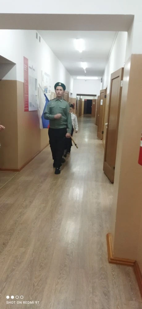 Утро понедельника в нашей школе, по традиции, начинается с  выноса флага и Разговоров о важном.