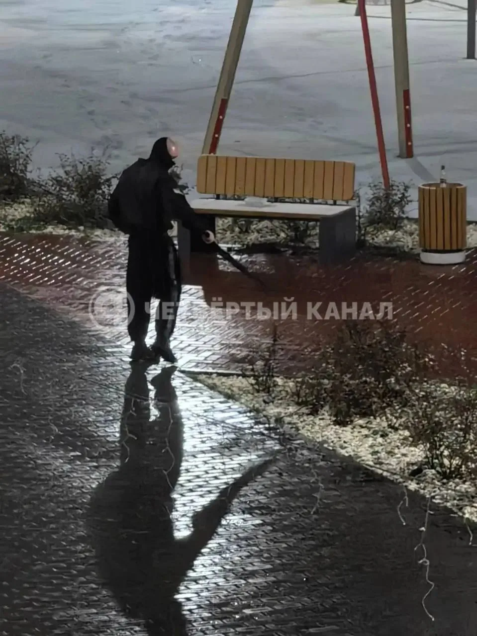 Мужчина в балаклаве устроил стрельбу в Академическом.