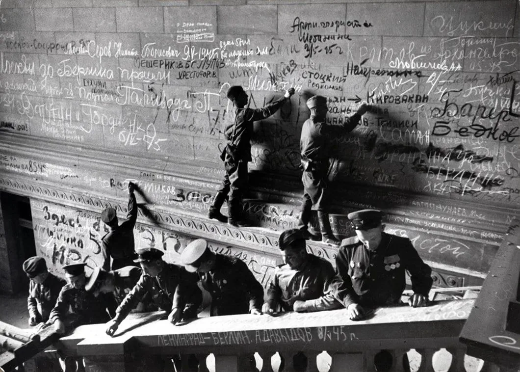 3 мая 1945 года советские воины продолжают осваиваться в Берлине