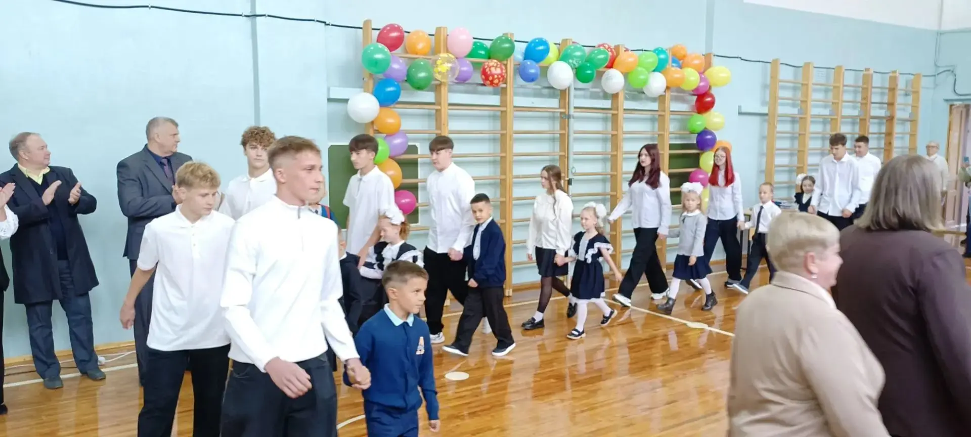 Веселым гомоном прогремел школьный звонок!