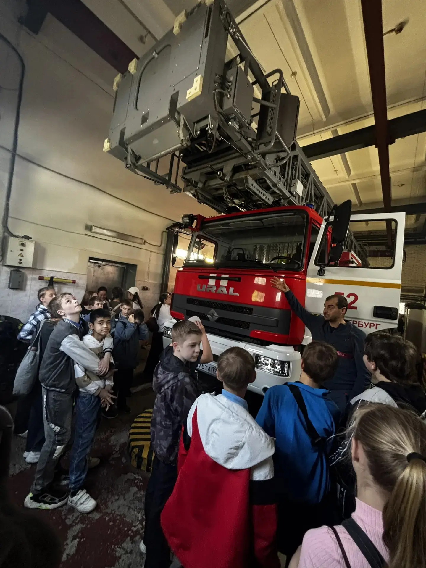 🚒 5«А» совершил увлекательную поездку в 52-ю пожарную часть!  Ребятам показали технику, оборудование