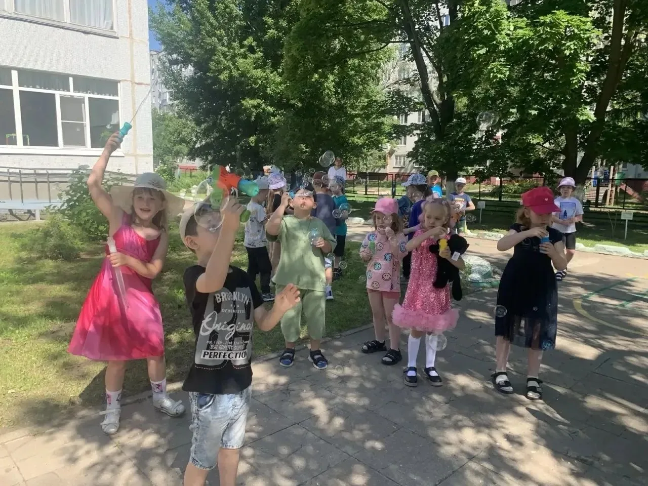 Праздник мыльных пузырей 🫧 — это отличная летняя забава в детском саду, которая дарит детям яркие э