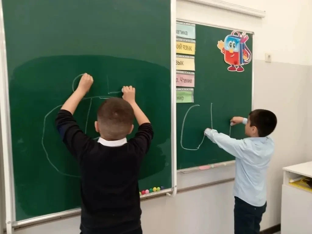 Учащиеся 3 «З» класса  в день математики приняли участие в увлекательной игре «Математический КВН». 