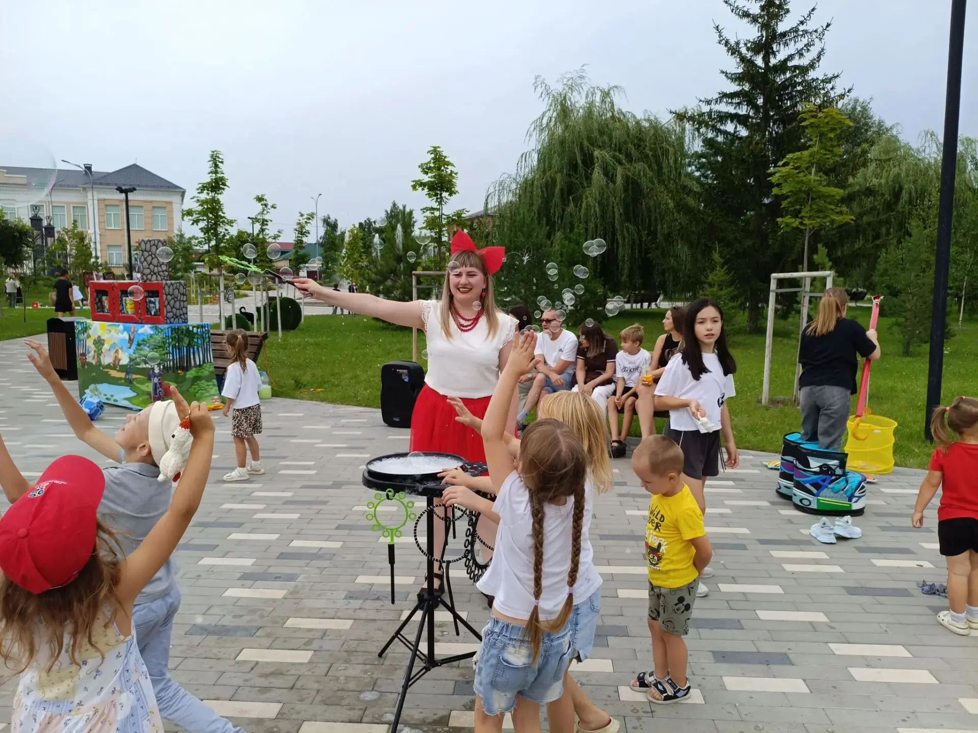 В День города
Центральный парк имени М. Горького превратился в настоящую страну чудес: для посетител