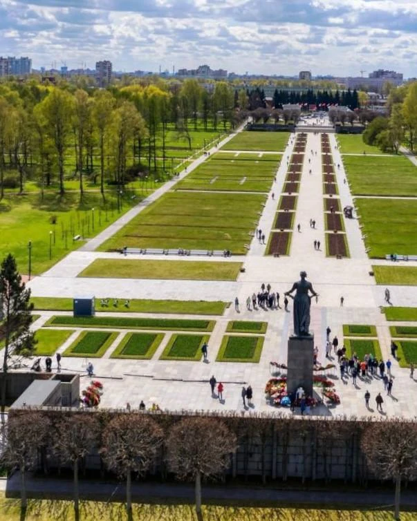 Поздравляем вас с Днём Победы!  В этот день мы рекомендуем вспомнить о важных событиях прошлого. В П