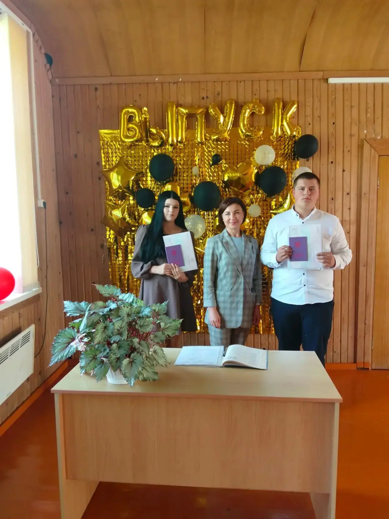 Сегодня в нашей школе состоялось торжественное вручение аттестатов об основном общем образовании.

С