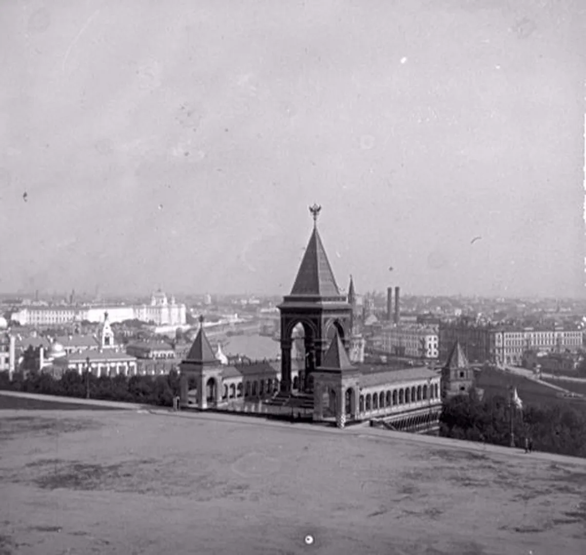 📜 Императорский мемориал в Кремле: памятник Александру II