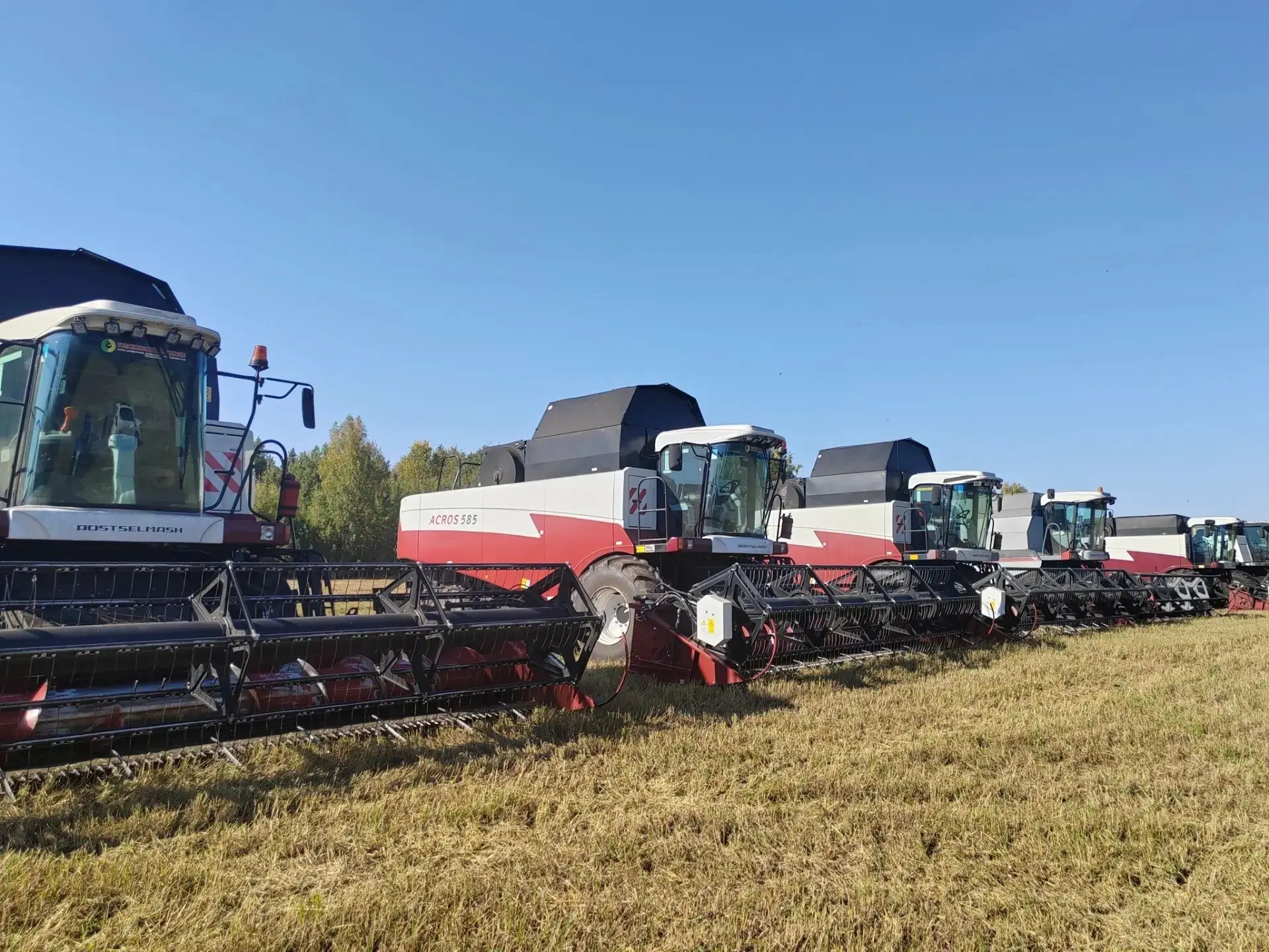 🚜 Рабочая поездка в Зырянский район: темпы уборочной кампании и поддержка аграриев