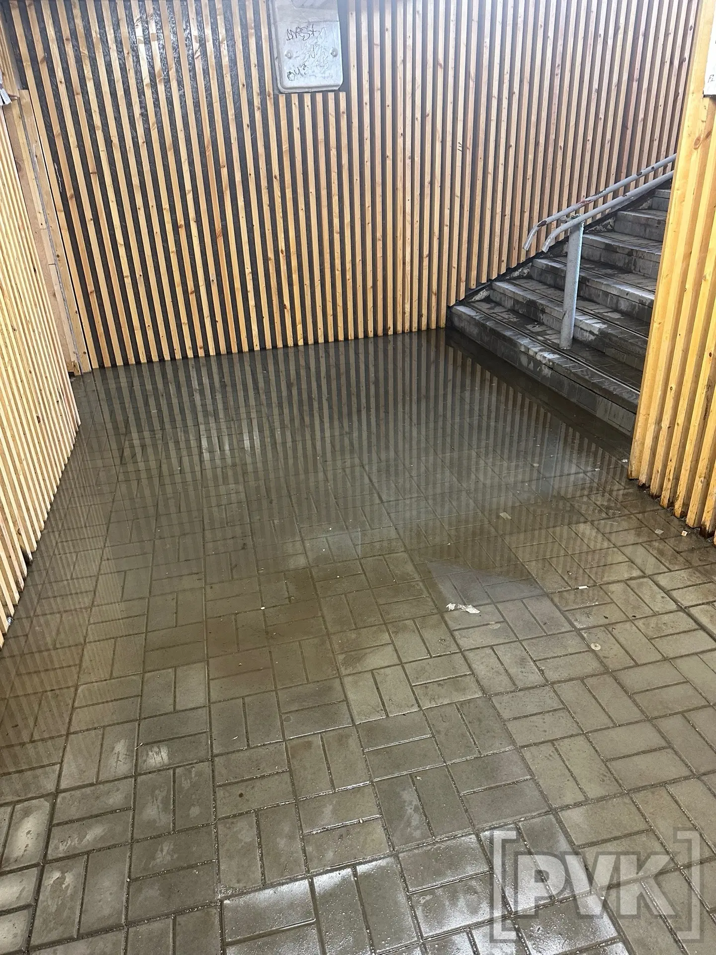 🤨 «Уже неделю стоит вода в подземном переходе возле автостанции. Службы ничего не дела...