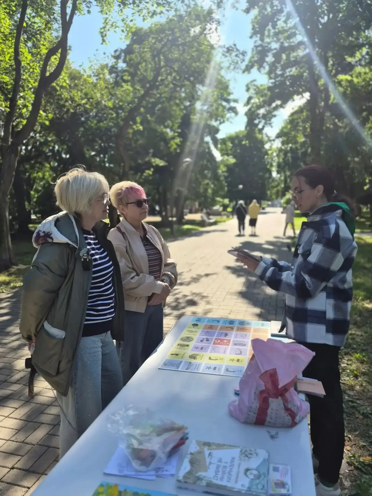 В Петрозаводске проходит интересный проект «Летний читальный зал», организованный Центр...