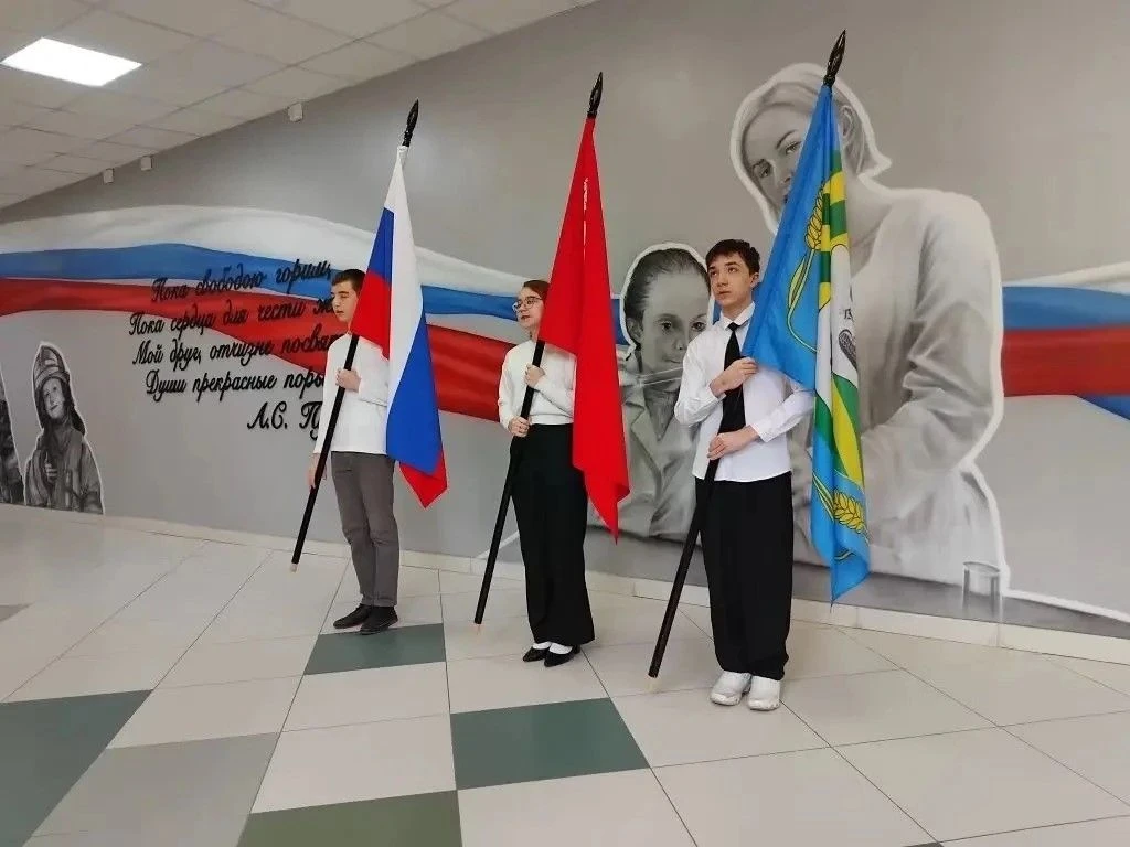 Дорогие ученики, педагоги и родители!

От всего сердца поздравляю вас с Днём России!  🇷🇺

Этот ден